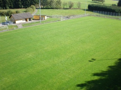 Luftbildaufnahme des Rasenfußballplatzes